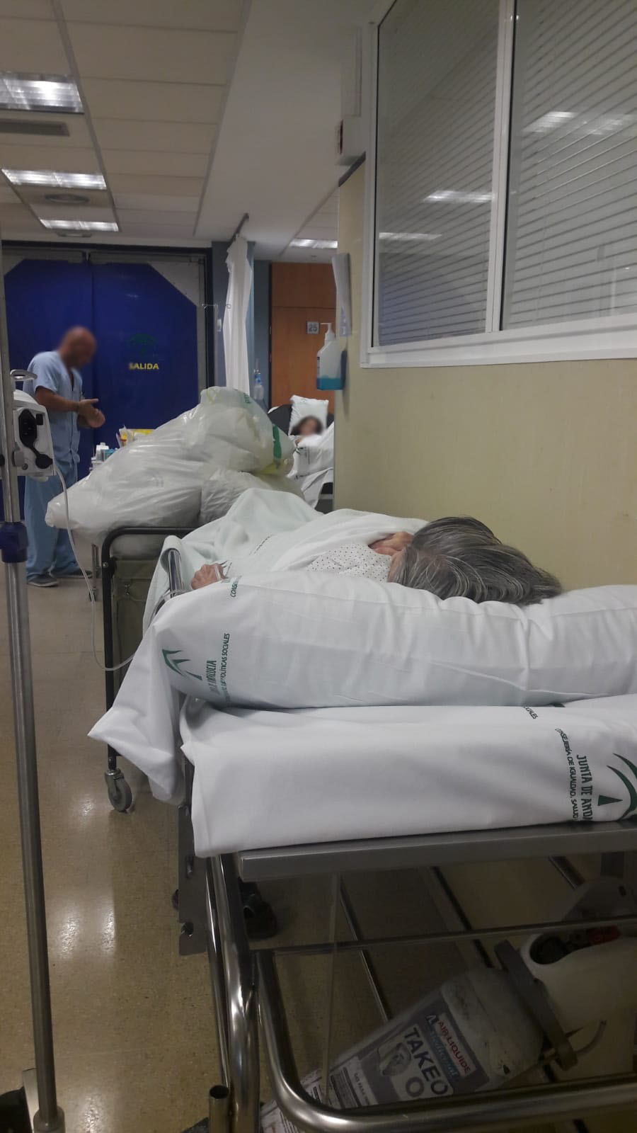 Foto archivo de la saturación en pasillos del Hospital de Valme